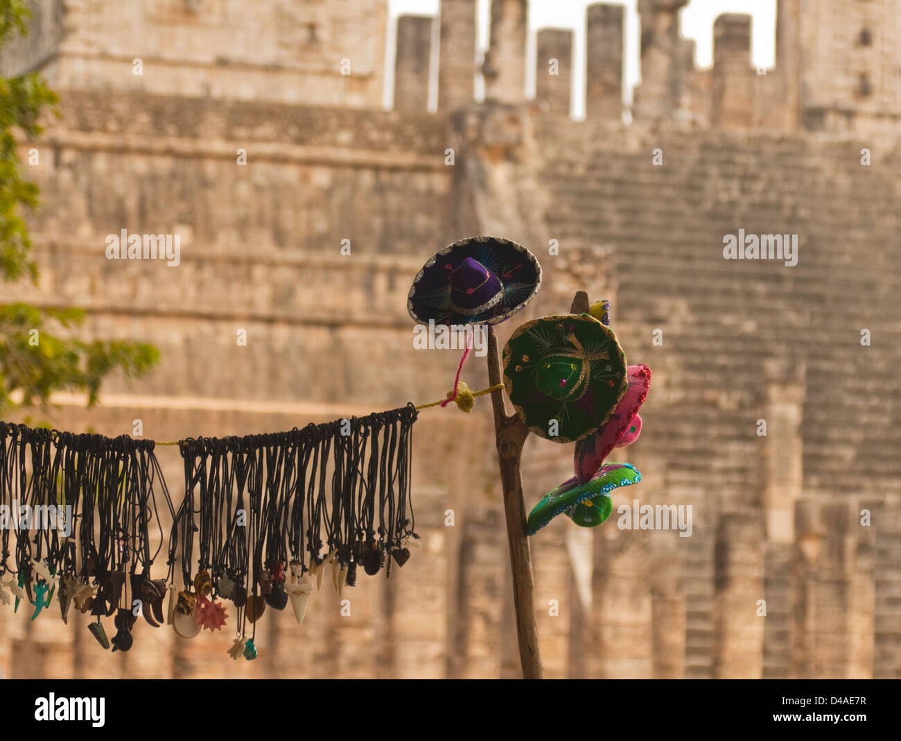 Ruinen und ein Geschäft in Chichen Itza Stockfoto