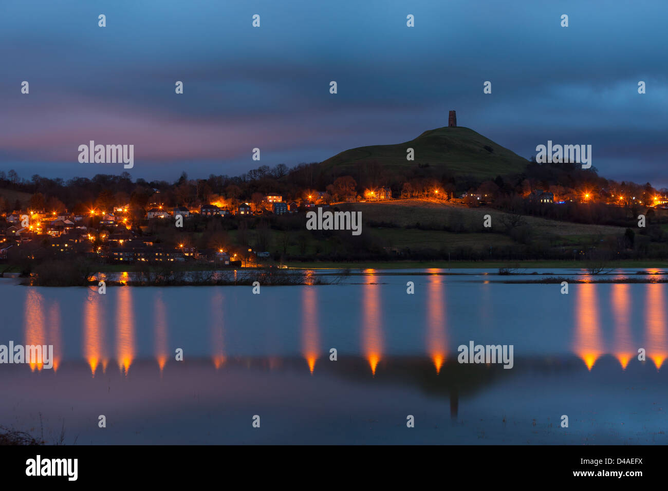 Glastonbury Tor genommen aus dem Süden, spiegelt sich in Hochwasser in der Dämmerung. Stockfoto