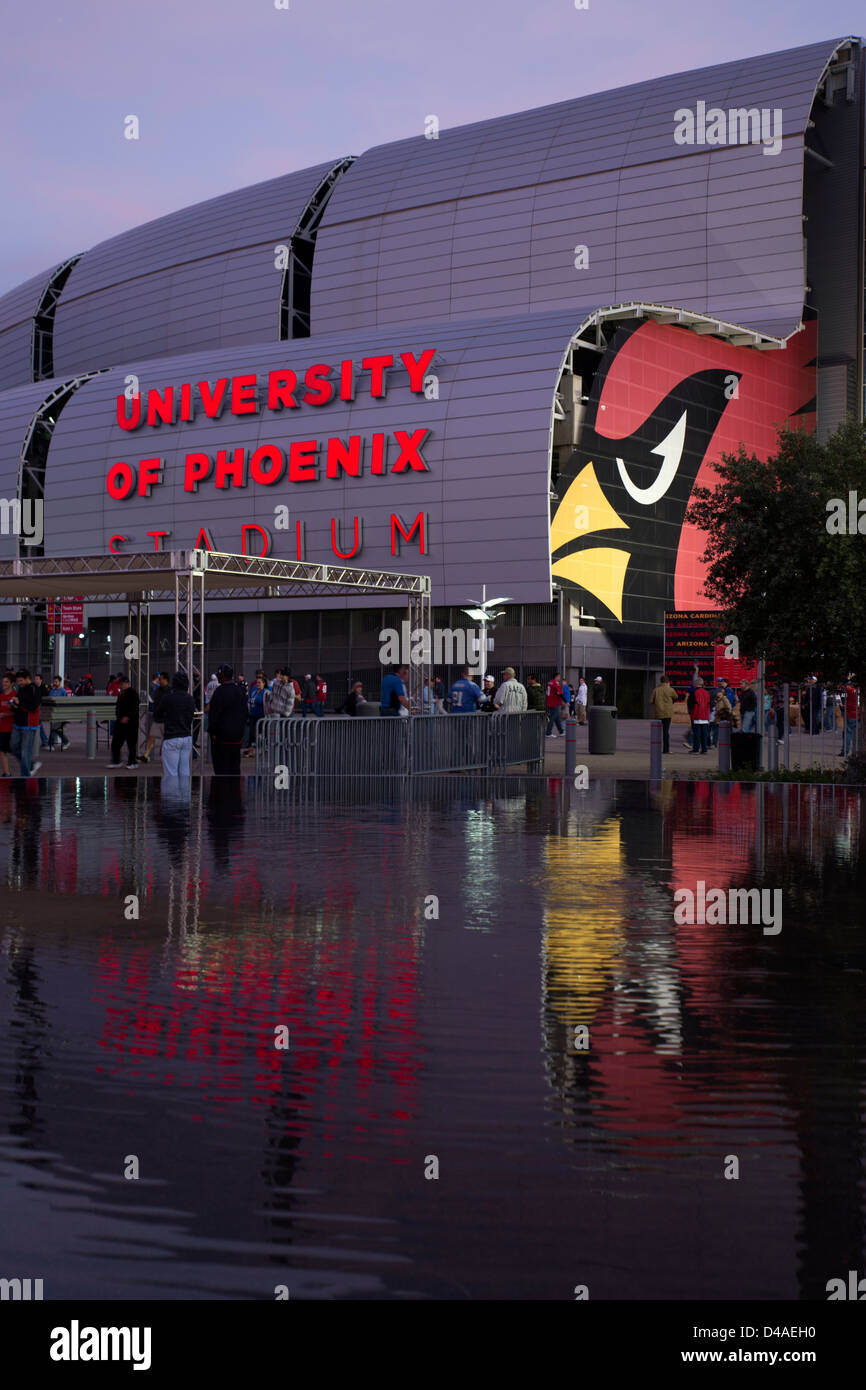 Universität von Phoenix Stadium spiegelt sich im Wasser in der Nacht. Stockfoto