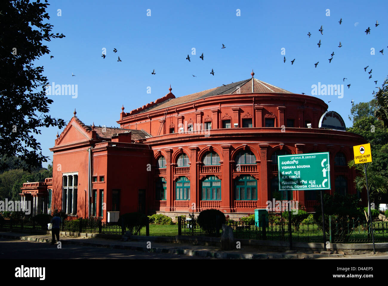 Staatliche Bibliothek Zentralgebäude bekannt als Seshadri Iyer Memorial Library in Cubbon Park am Stadt Bangalore, Karnataka, Indien Stockfoto