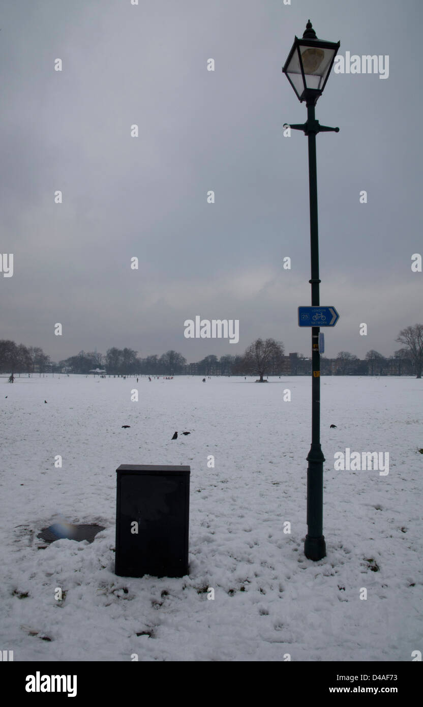 "Straßenlaterne" bei 'Peckham Rye Park' in einem verschneiten bewölkten Tag Stockfoto