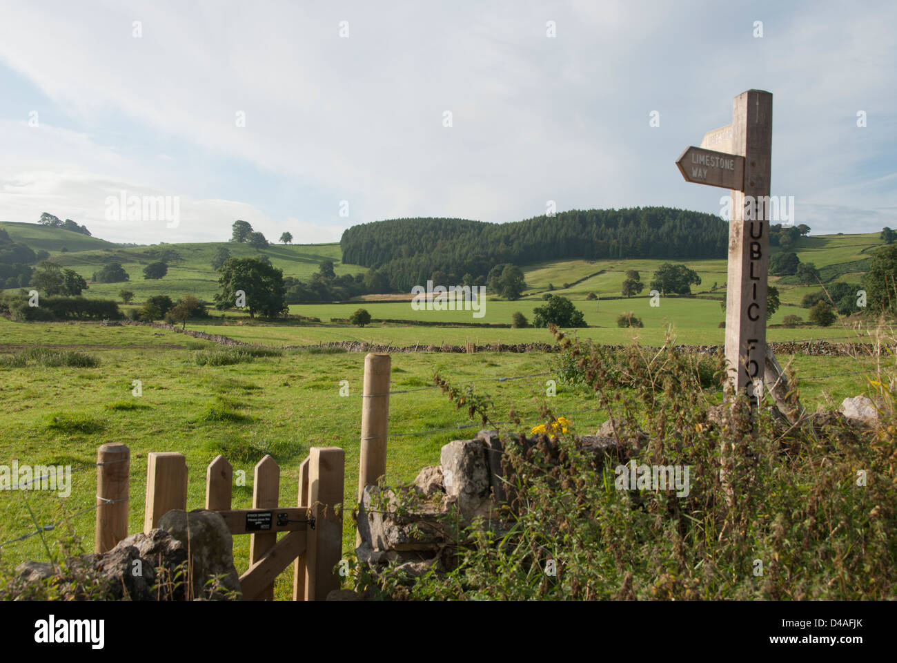 Landschaft mit öffentlichen Fußweg Zeichen im Bereich Youlgreave Peak District Stockfoto