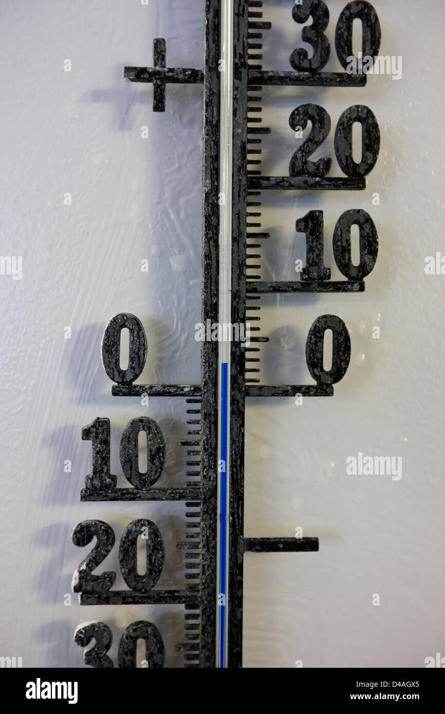 Centigrate Thermometer mit Temperatur von zwei Grad über dem Gefrierpunkt Stockfoto