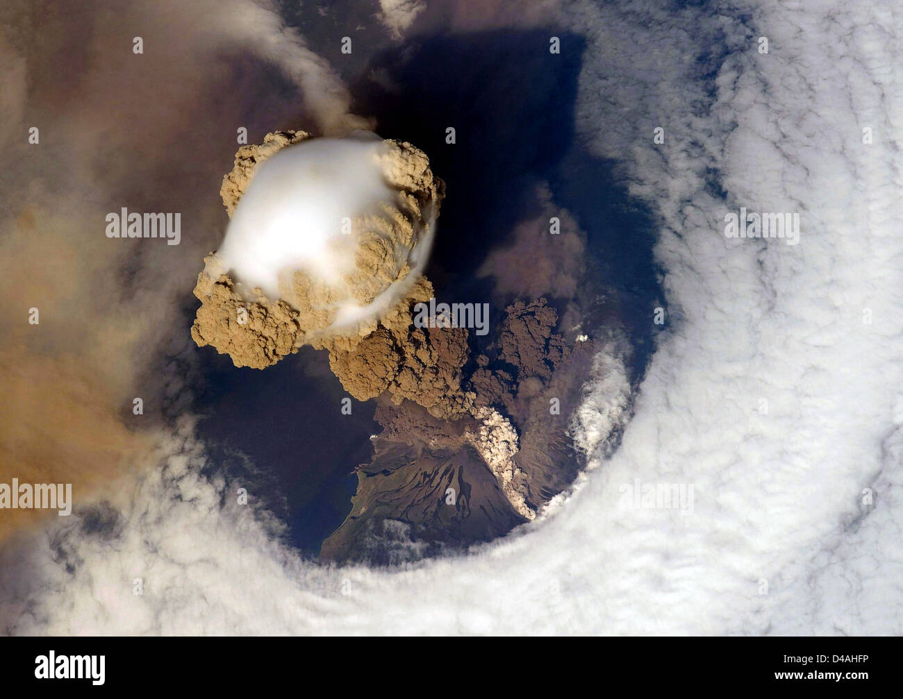 Vulkan ausbricht, Vulkanausbruch, Russlands Sarytschew-Vulkan, gelegen auf den Kurilen, ausbrechen, wie aus dem Weltraum gesehen. Stockfoto
