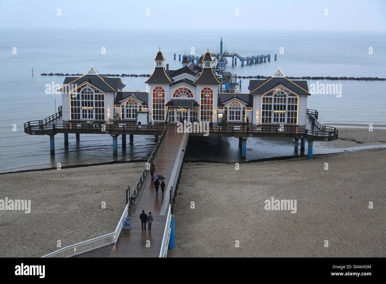 Sellin, Deutschland, mit Blick auf die Seebruecke Sellin an einem regnerischen Tag Stockfoto