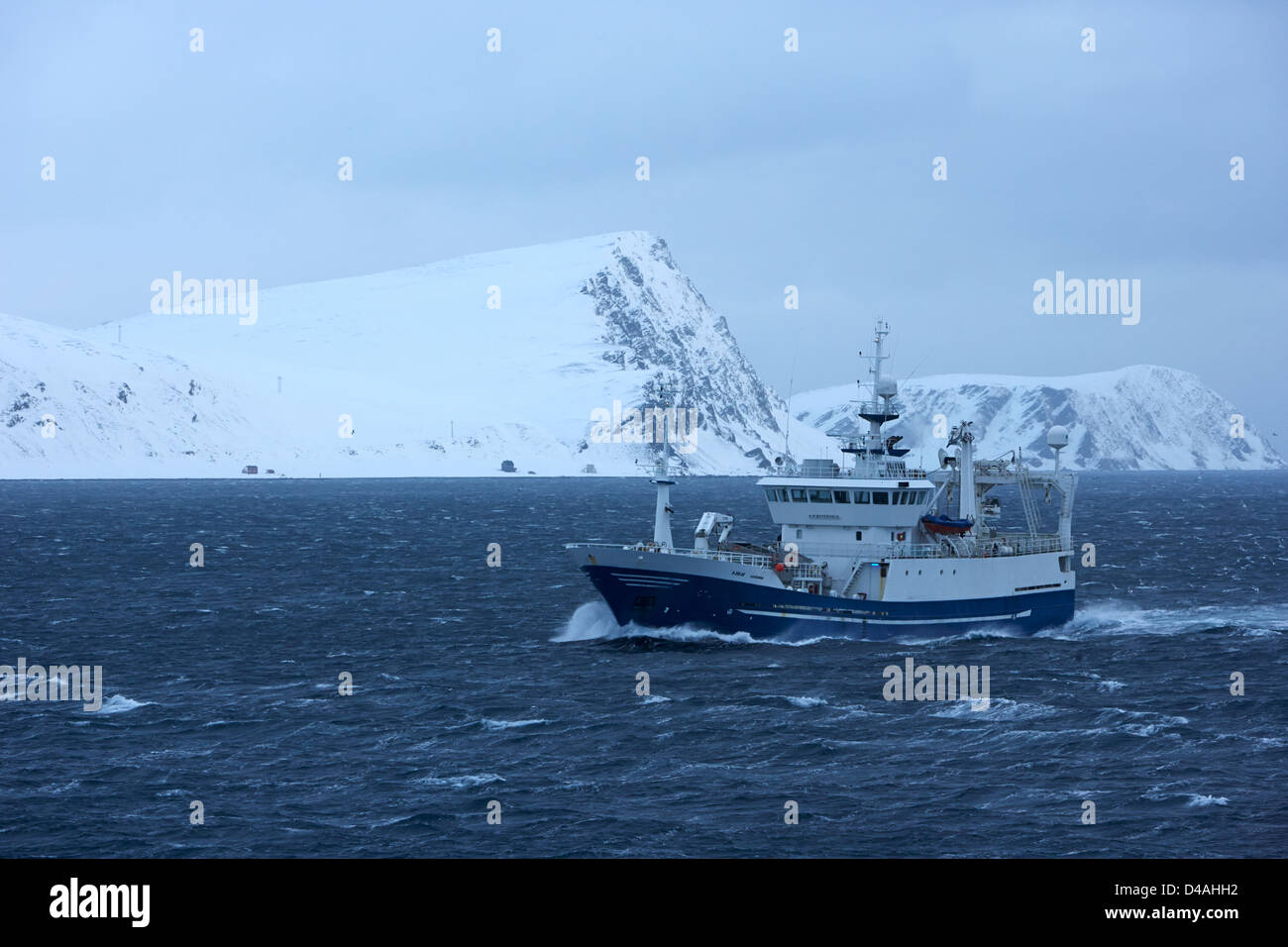km Ostervold Handtasche Seiner pelagischen Trawler Fischereifahrzeug in rauer See in Nordeuropa Norwegen Stockfoto