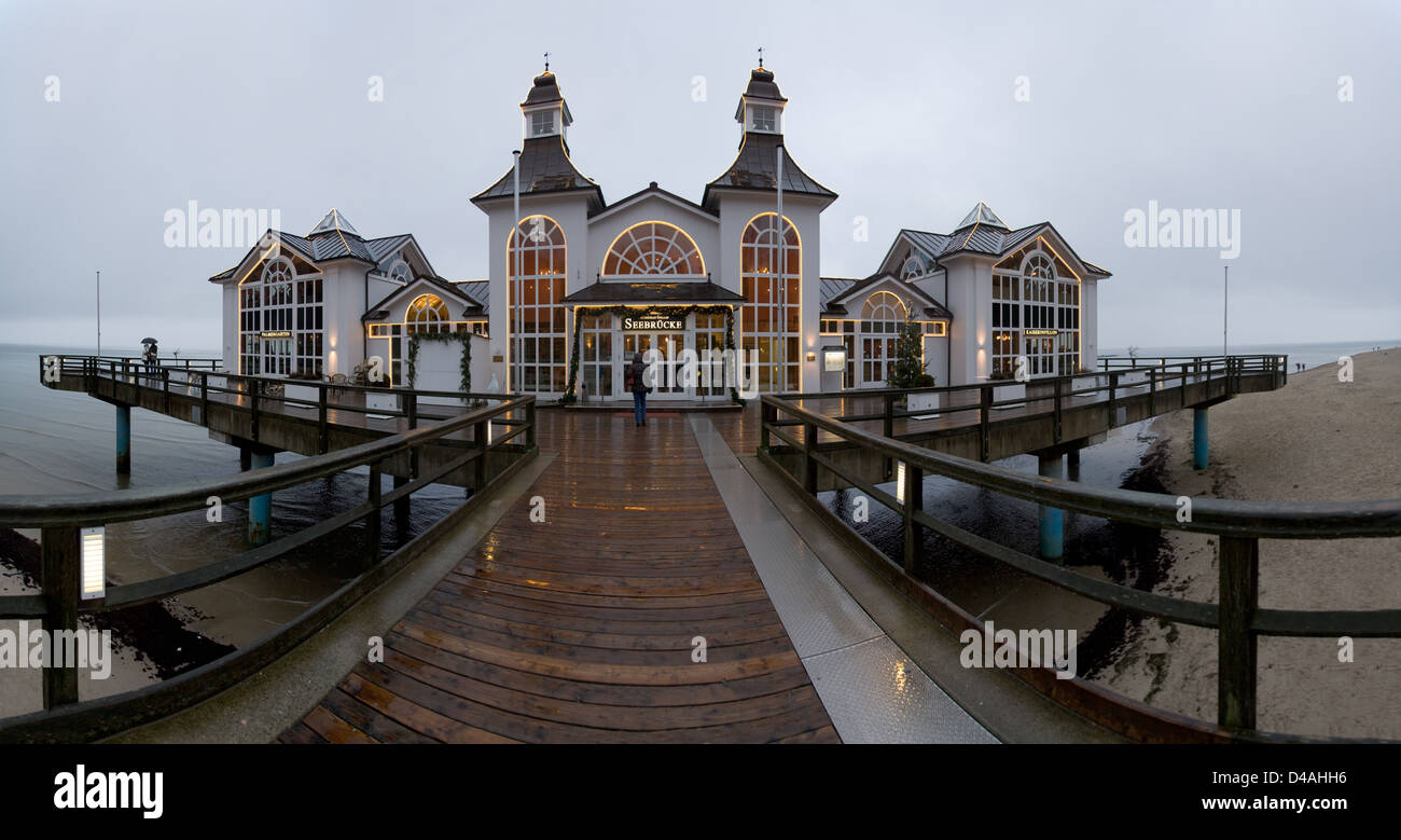 Sellin, Deutschland, mit Blick auf die Seebruecke Sellin an einem regnerischen Tag Stockfoto