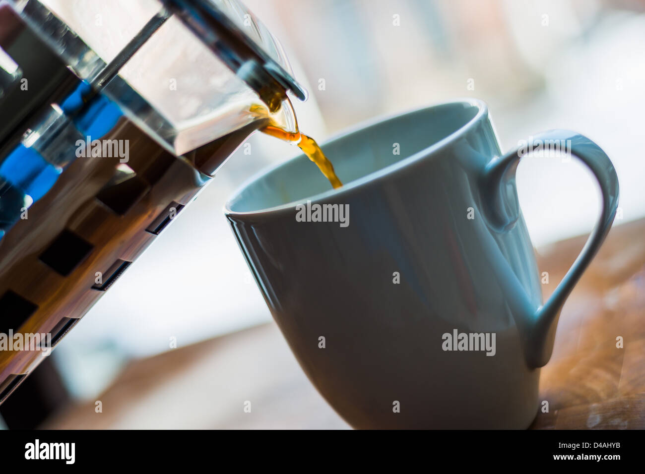Eine frische Tasse Kaffee aus einer Cafetière gießen Stockfoto