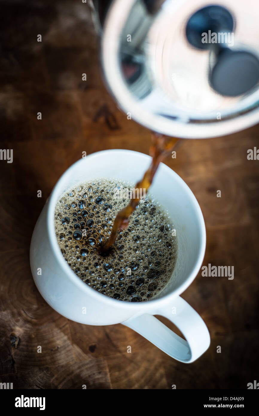 Eine frische Tasse Kaffee aus einer Cafetière gießen Stockfoto