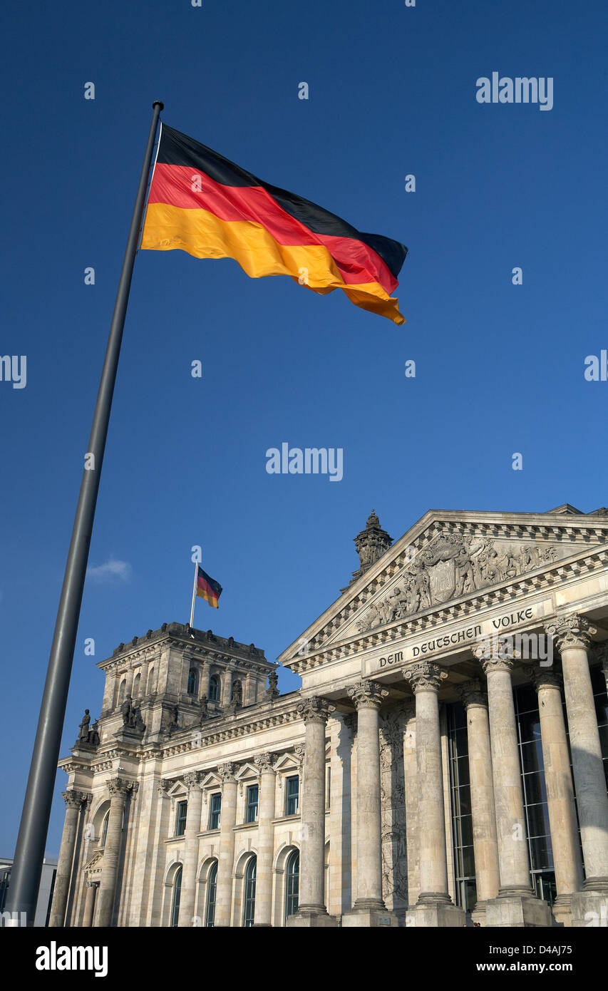 Berlin, Deutschland, Deutschland Flagge winken vor dem Reichstagsgebäude Stockfoto