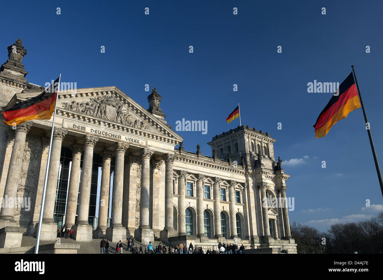 Berlin, Deutschland, Deutschland Flagge winken vor dem Reichstagsgebäude Stockfoto