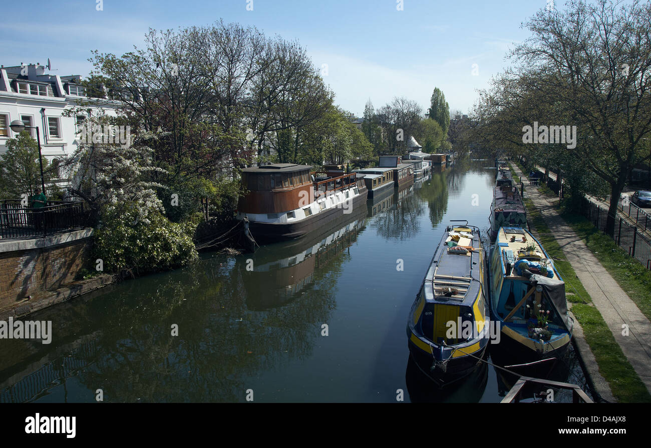 London, Vereinigtes Königreich, liegen Narrowboats auf der Küste von Browning Pool Stockfoto