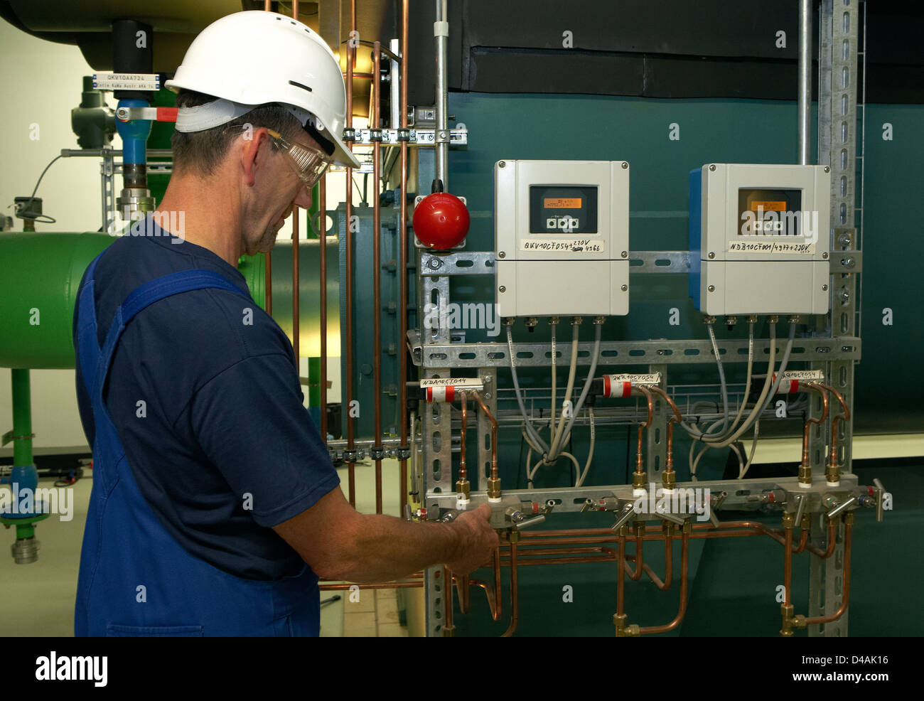 Berlin, Deutschland, Steuern sowie überprüfen Sie die Anzeige auf einer Kaeltemaschine Stockfoto