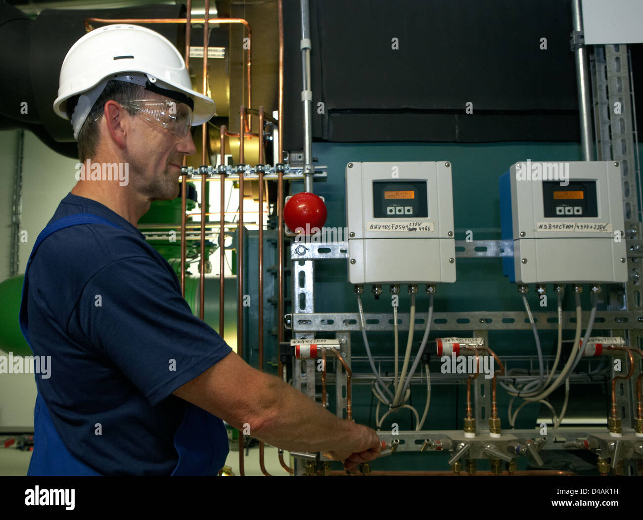 Berlin, Deutschland, Steuern sowie überprüfen Sie die Anzeige auf einer Kaeltemaschine Stockfoto