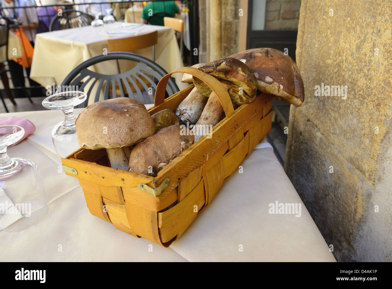 Korb mit Pilzen in einem Restaurant in Rom, Italien Stockfoto