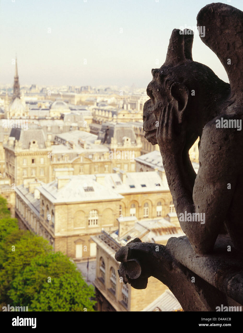 Ein Wasserspeier an der Oberseite der Notre Dame Kathedrale mit Blick auf Paris, Frankreich. Stockfoto