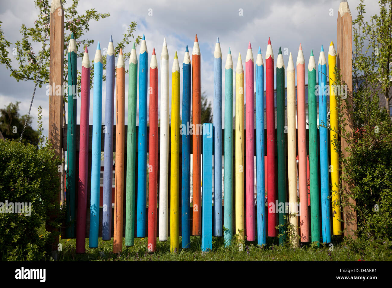 Reichenau, Deutschland, ein Gartenzaun in Form von Buntstiften  Stockfotografie - Alamy