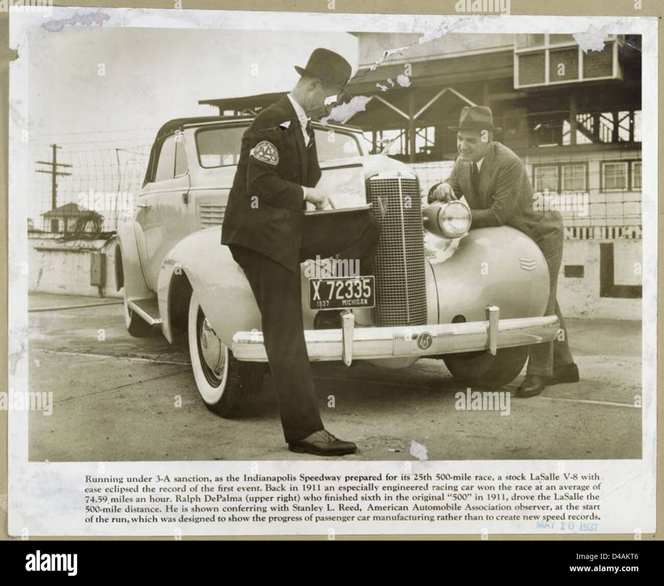 Dieses Bild zeigt einen Stock La Salle V-8 Rennwagen auf dem Indianapolis Speedway während des 25-jährigen Jubiläums. Die Fotografie ist Teil der Sammlung von Vintage-Motorsport-Fotografien der New York Public Library. Stockfoto