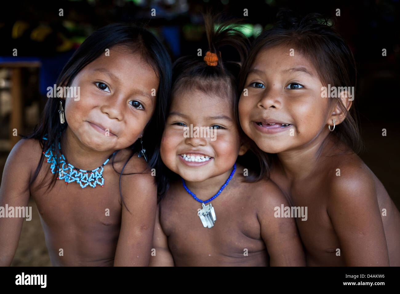 Embera indische Kinder im Dorf Embera Puru neben Rio Pequeni, Republik von Panama. Stockfoto