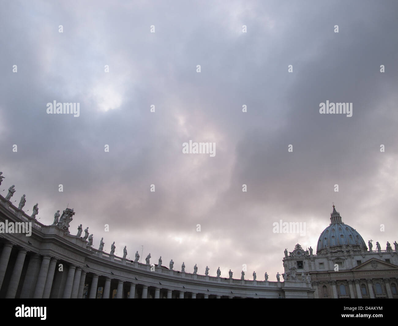 St. Peter im Vatikan, Rom, bei Sonnenuntergang an einem bewölkten Tag Stockfoto