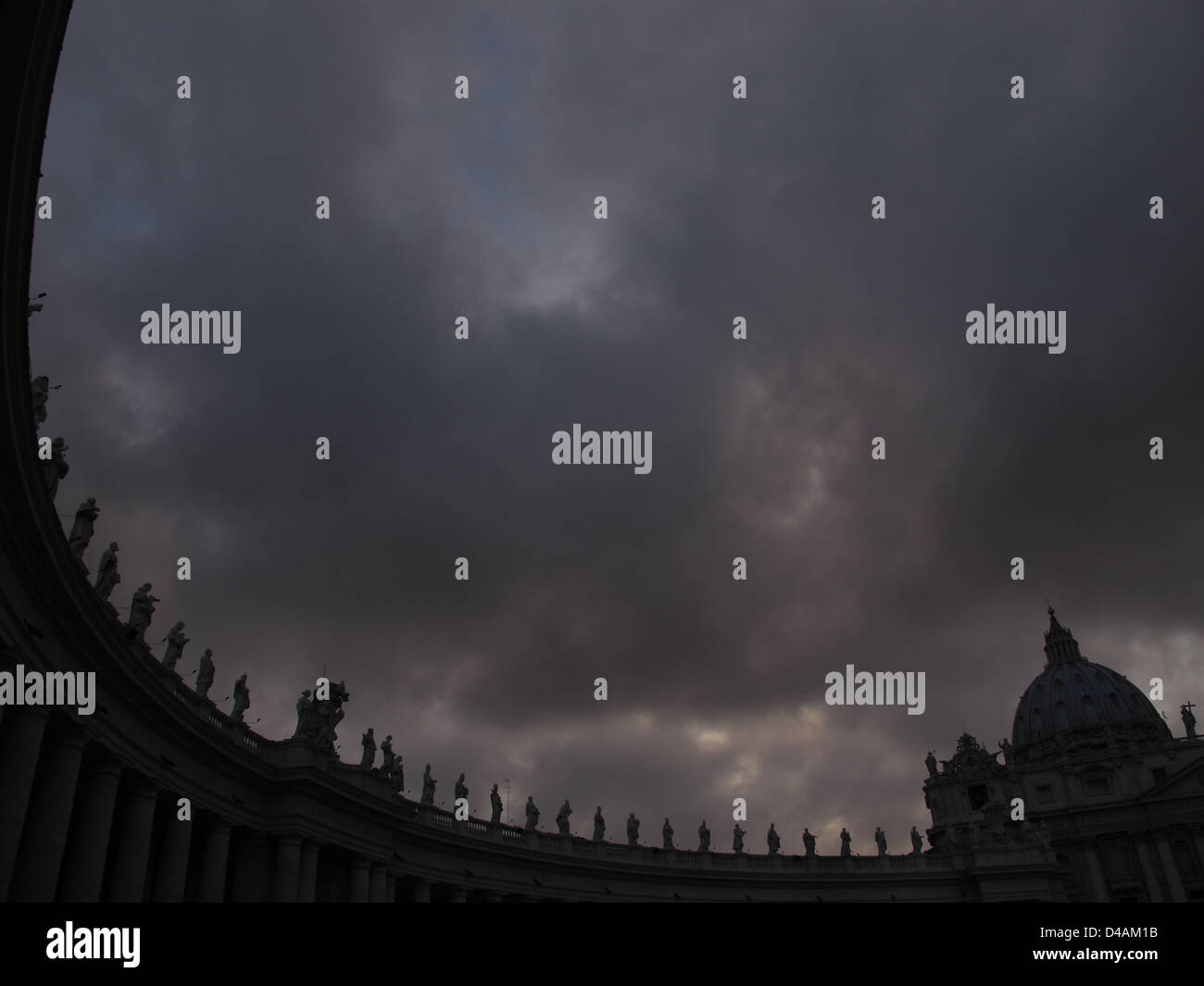 St. Peter im Vatikan, Rom, bei Sonnenuntergang an einem bewölkten Tag Stockfoto