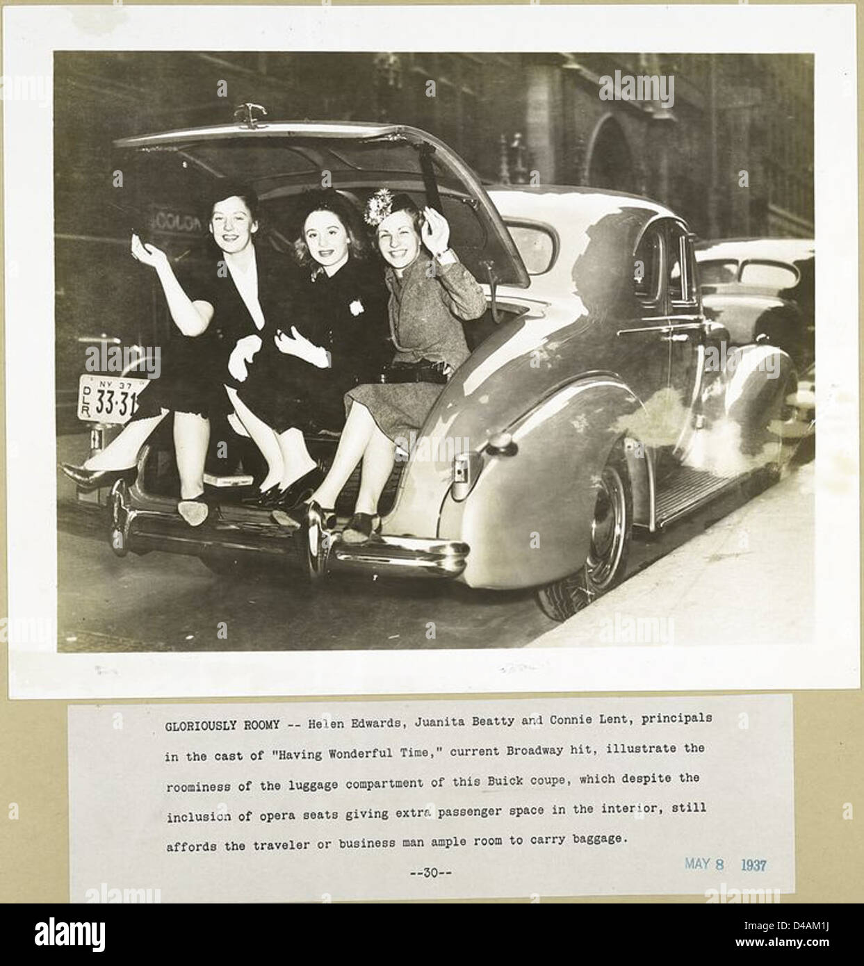 [Hollywood-Schauspielerinnen im Buick Coupe.] Stockfoto