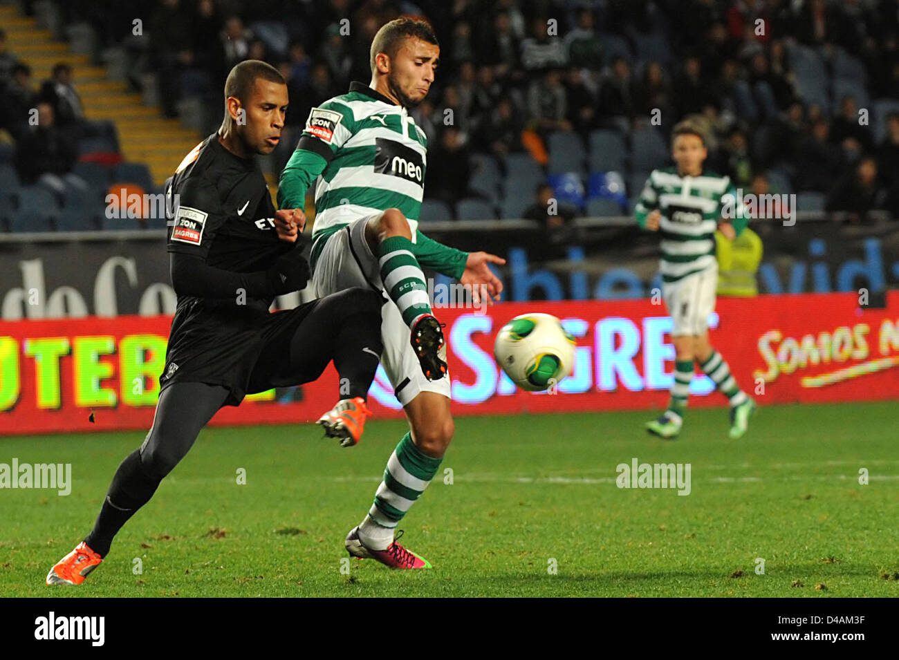 Sporting Clube de Portugal Spieler Labyad wetteifert um den Ball mit Academica Defender Rodrigo Galo während eines portugiesischen Fußball-Liga-Spiels Stockfoto