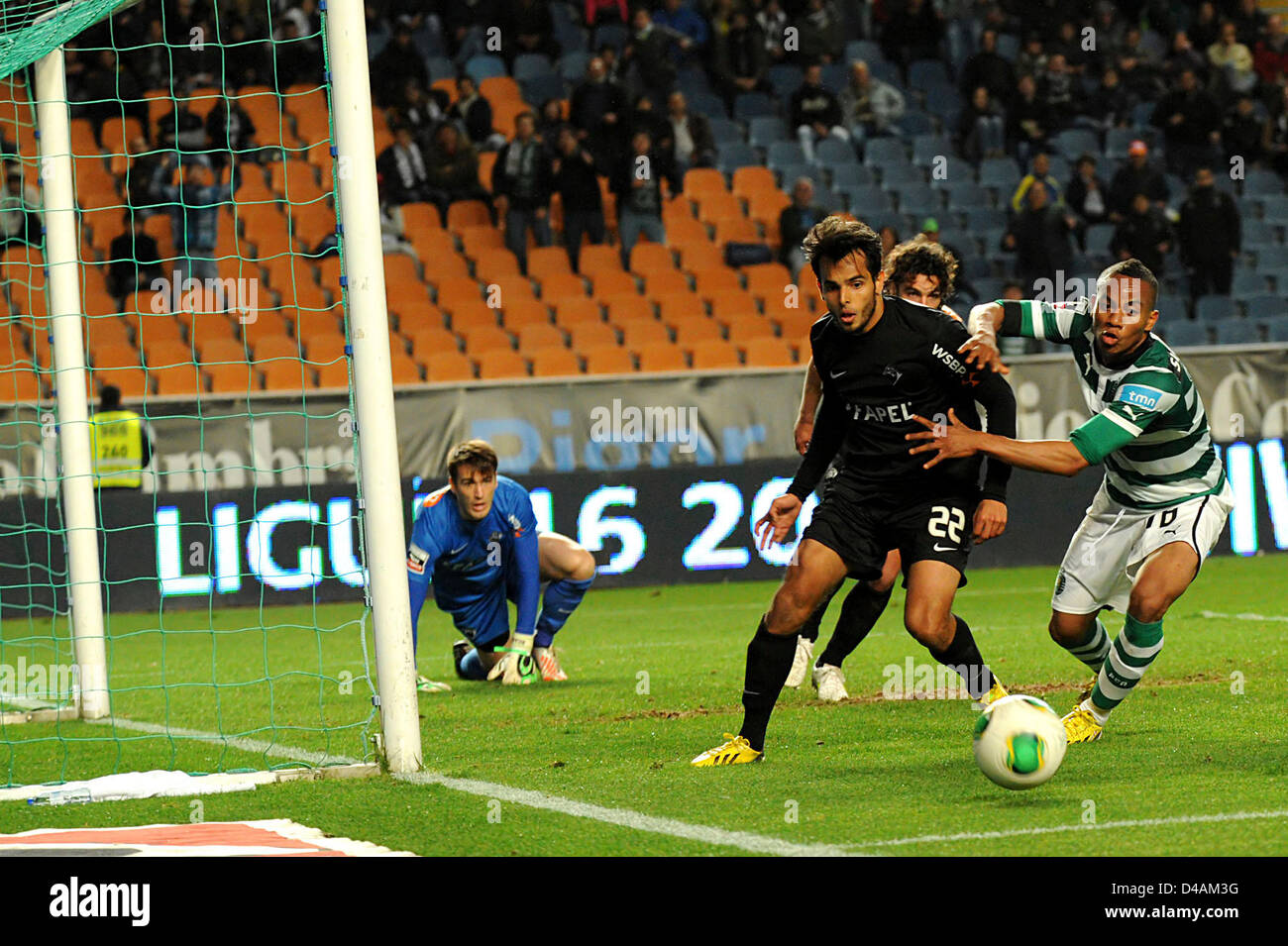 Sporting Clube de Portugal Spieler Carrillo wetteifert um den Ball mit Academica Defender Rodrigo Galo während eines portugiesischen Fußball-Liga-Spiels Stockfoto