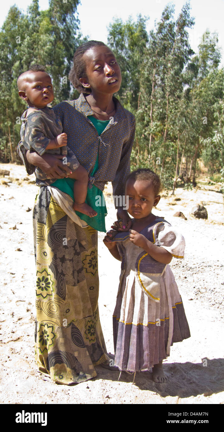 Afrikanische Mädchen mit Geschwistern, Äthiopien, Afrika Stockfoto