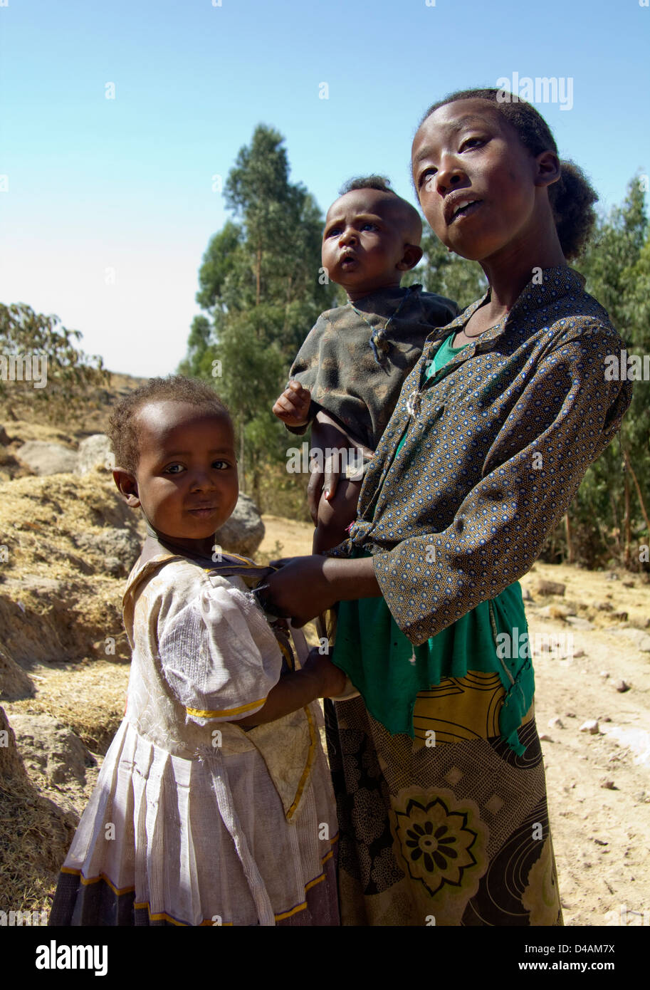 Afrikanische Mädchen mit Geschwistern, Äthiopien, Afrika Stockfoto