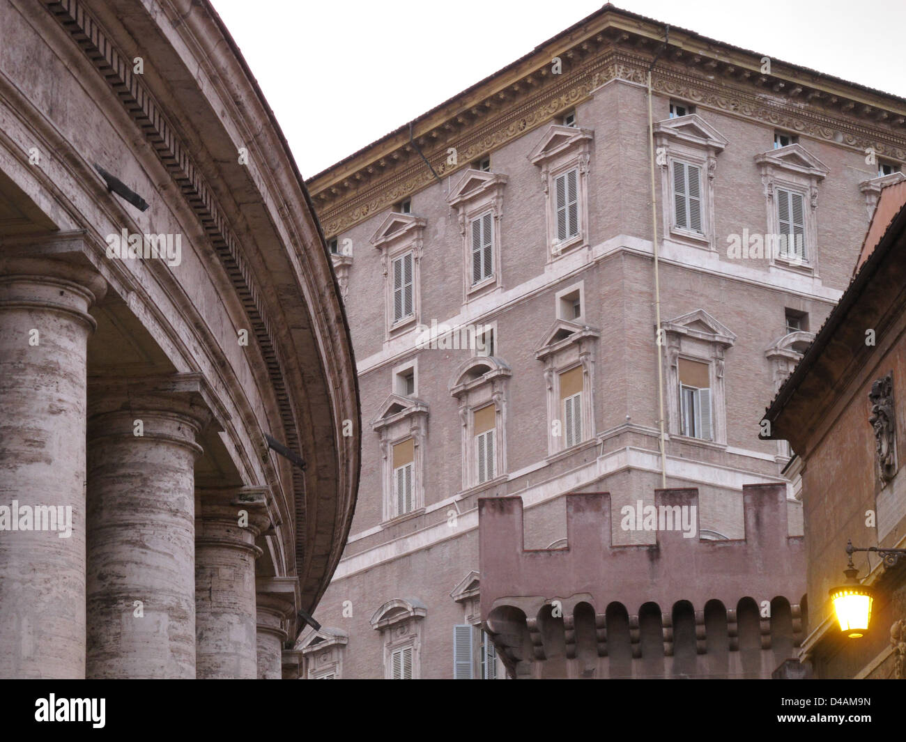 St. Peter im Vatikan, Rom, bei Sonnenuntergang an einem bewölkten Tag Stockfoto