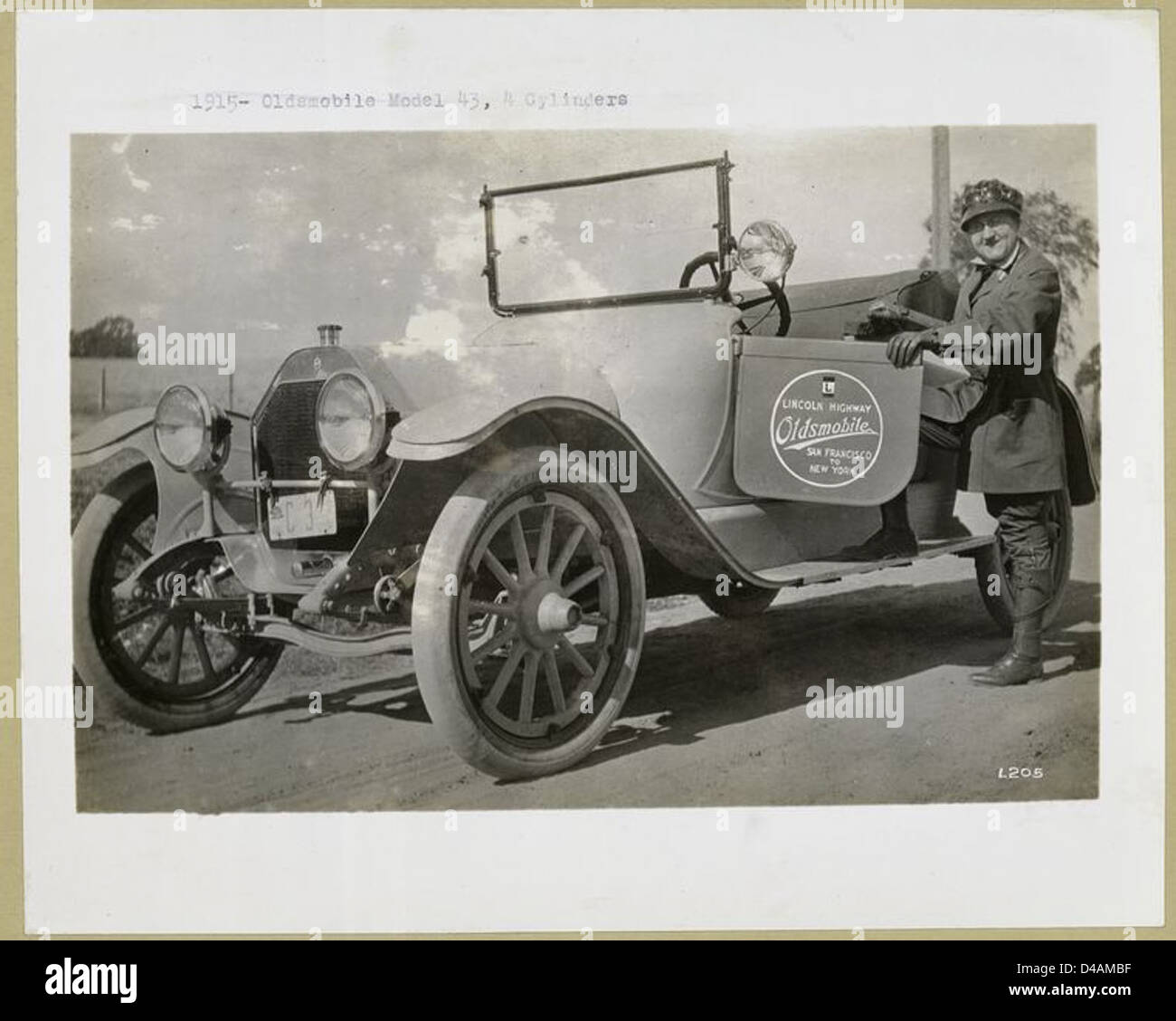 Dieses Foto aus dem Jahr 1915 zeigt einen Oldsmobile Model 43, einen Vierzylinder-Wagen mit einer Frau am Steuer. Das Bild ist Teil der Sammlung der New York Public Library, die frühe Automobilgeschichte und Fahrerinnen dokumentiert. Stockfoto