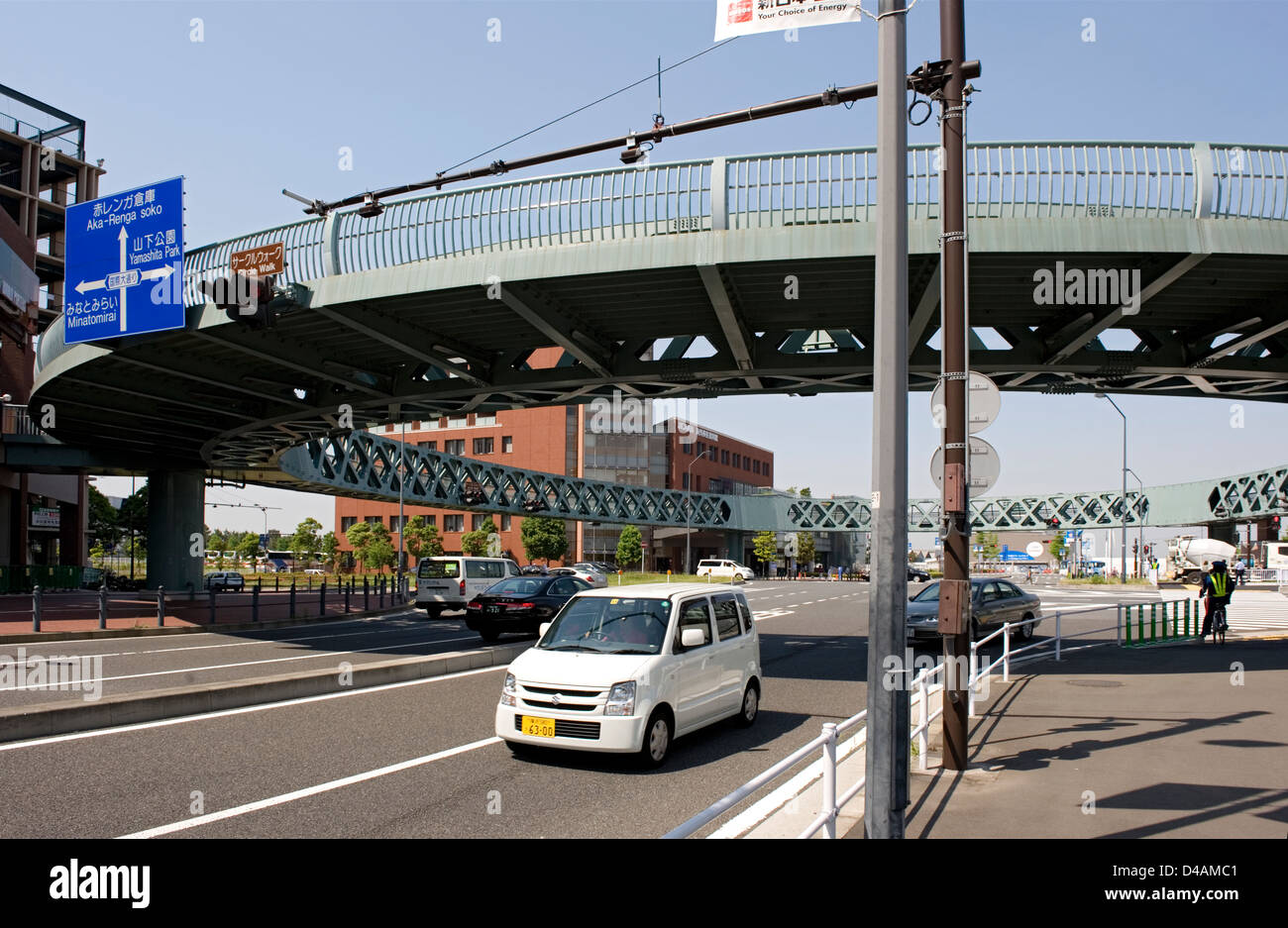 Yokohama Circle Walk ist eine erhöhte Fußgängerbrücke in Form eines riesigen Kreises oberhalb einer belebten Kreuzung. Stockfoto