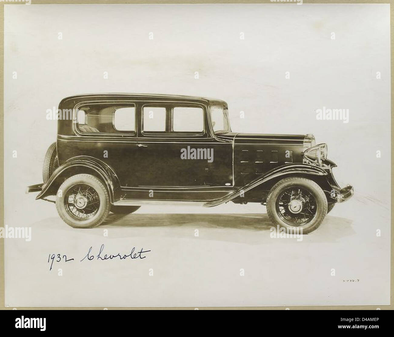 In dieser Werbung wird der 1932 Chevrolet vorgestellt, der sein klassisches Design und seine technologischen Fortschritte hervorhebt. Der Wagen ist Teil der Chevrolet-Marke, die Anfang des 20. Jahrhunderts unter General Motors angeboten wurde. Stockfoto