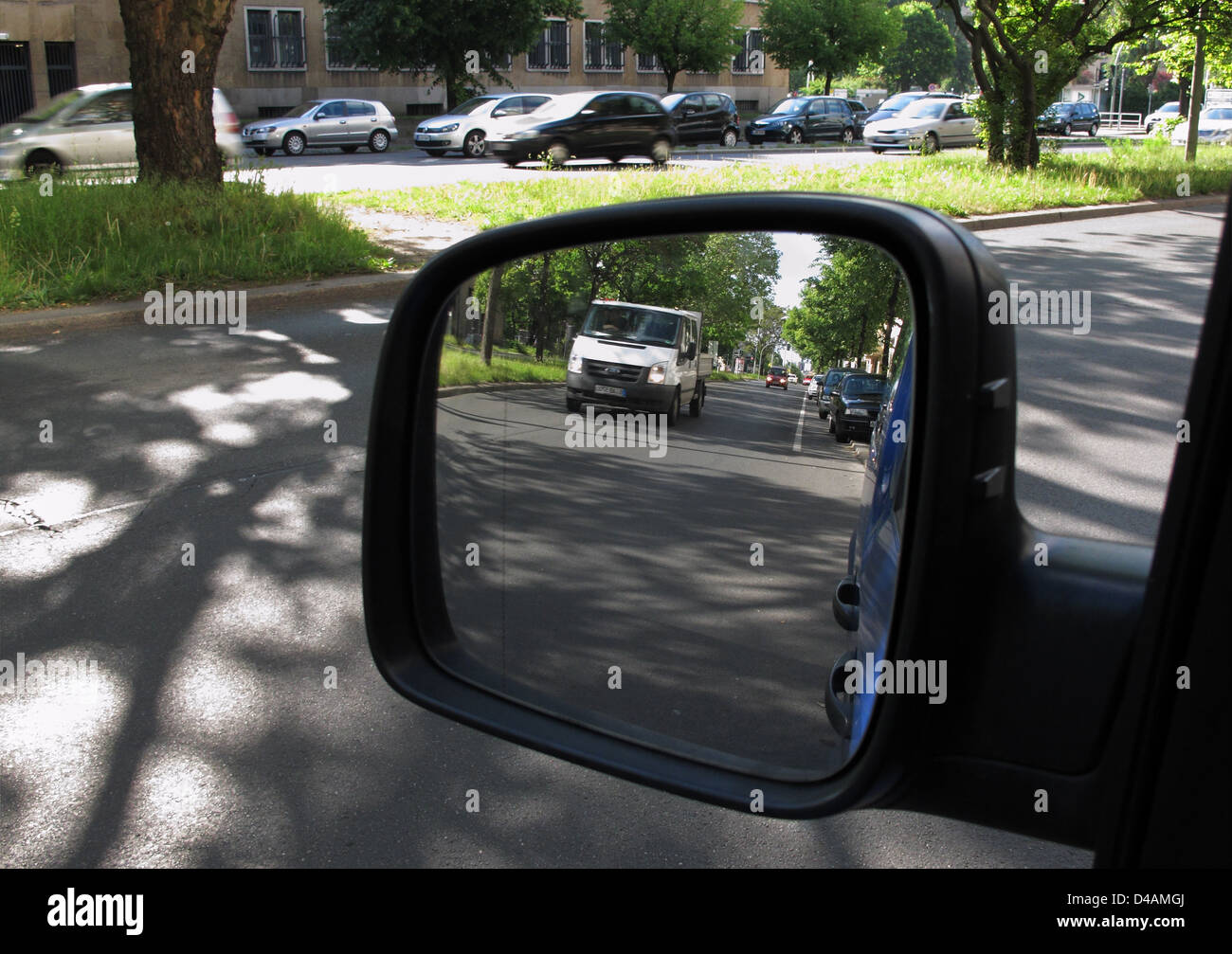 Berlin, Deutschland, schauen Sie sich den linken Außenspiegel eines Autos Stockfoto