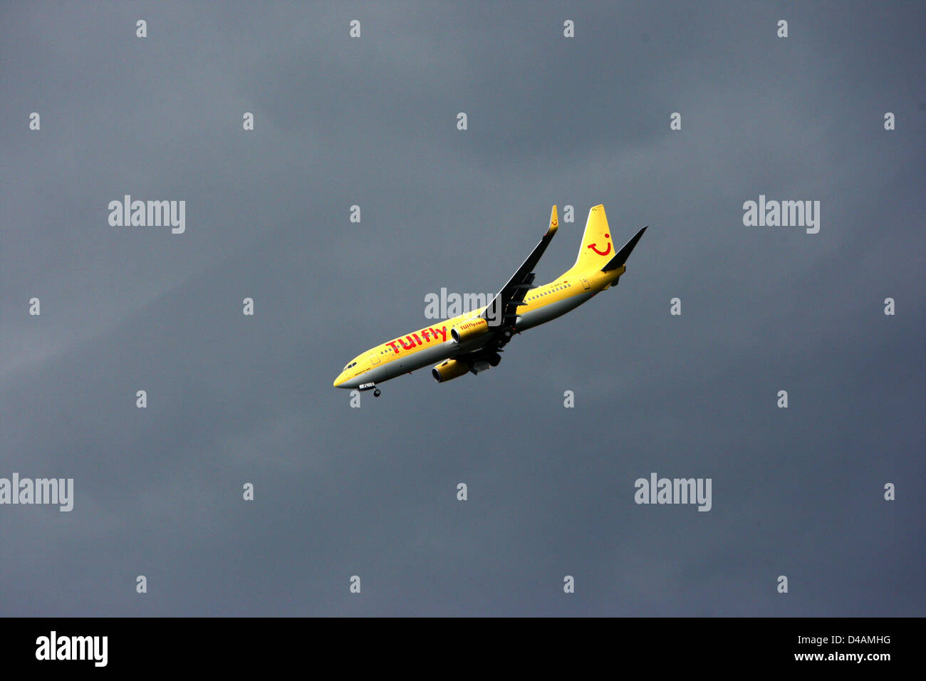 Hannover, Deutschland, das Flugzeug Tuifly in der Luft fahren. Stockfoto