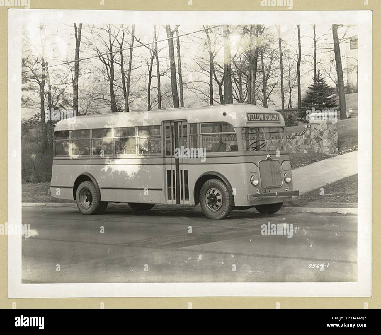 Ein Bild eines Gelben Reisewagens von General Motors, das das Design und die Handwerkskunst von GM-Bussen während des frühen 20. Jahrhunderts veranschaulicht. Stockfoto