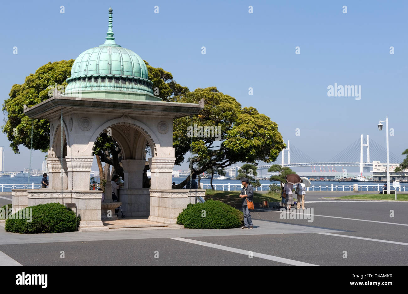 Arabischen Stil Tierheim sitzt an einem Ende des Yamashita Koen, Yokohama Park am Wasser mit Blick auf die Yokohama Bay Bridge. Stockfoto