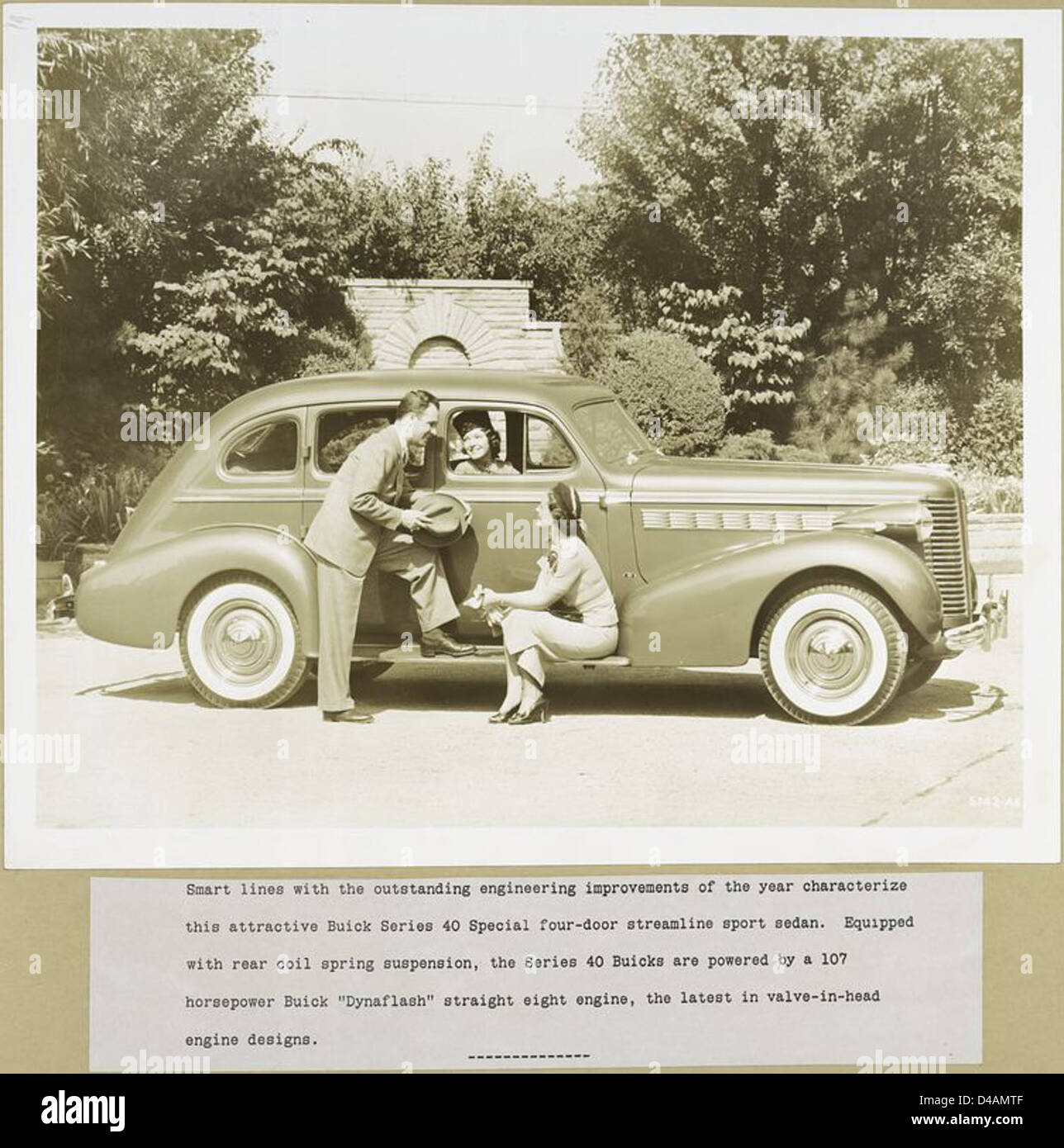 Dieses Bild zeigt eine viertürige Sportlimousine der Buick Serie 40 Special der Serie 1938, die Design und Technik im Rahmen der damaligen General Motors-Reihe zeigt. Stockfoto Dieses Bild zeigt eine viertürige Sportlimousine der Buick Serie 40 Special der Serie 1938, die Design und Technik im Rahmen der damaligen General Motors-Reihe zeigt. Stockfoto