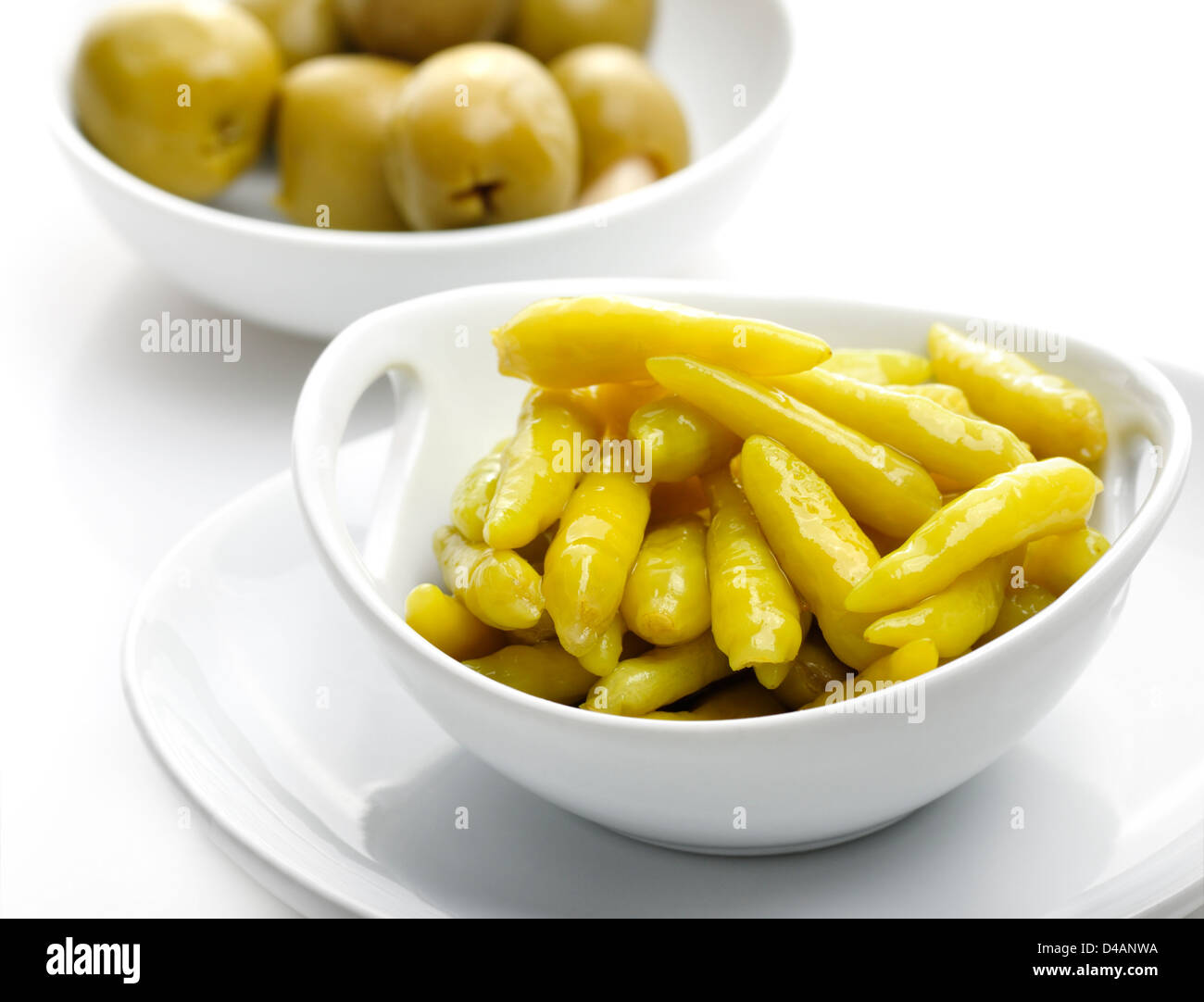 Eingelegte heiße gelbe Paprika und gefüllte Oliven Stockfoto