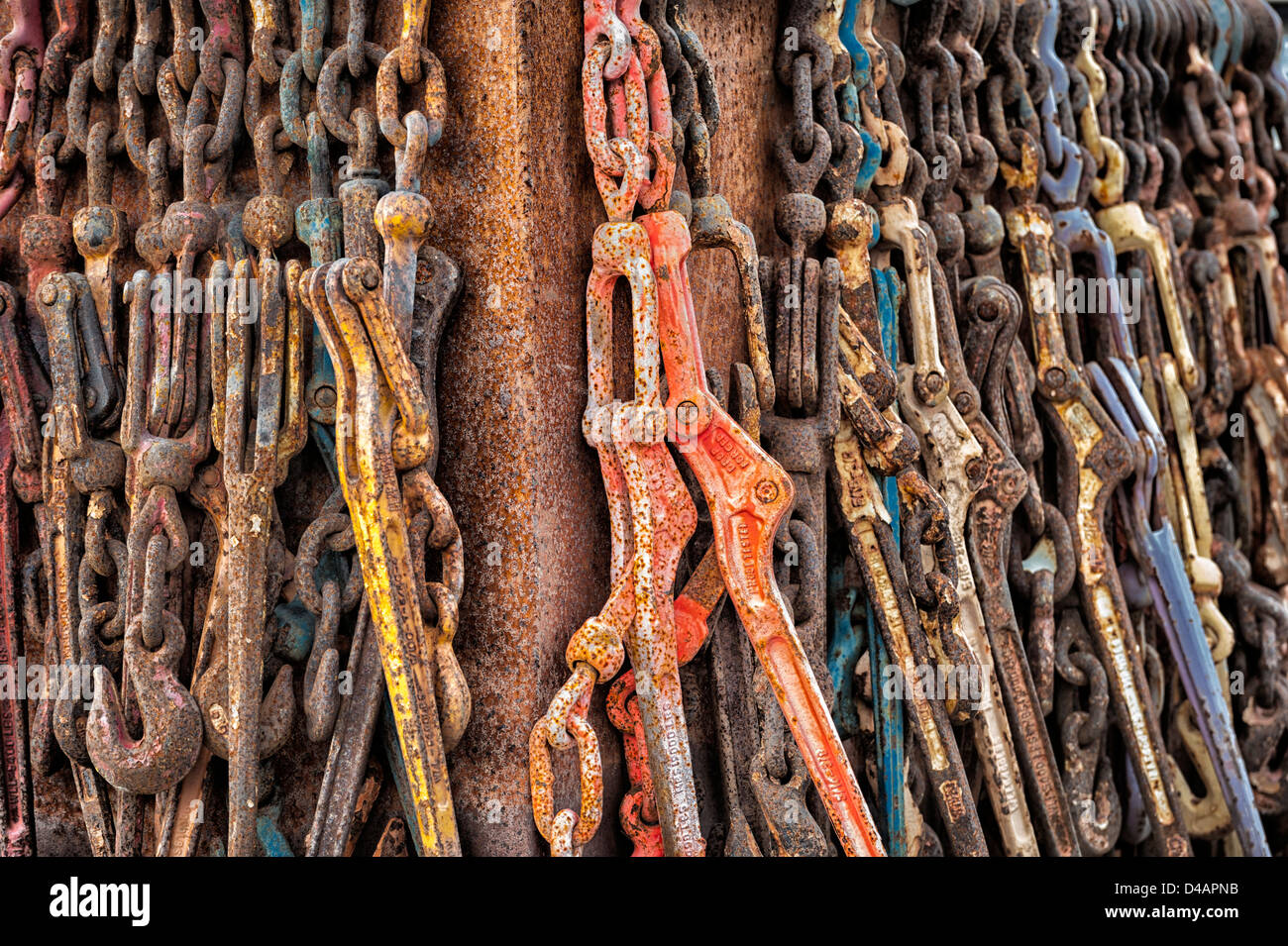 Verrostete alte Ladebinder, die in Sitka, Alaska, USA, aus verrostetem Lagerbehälter hängen Stockfoto