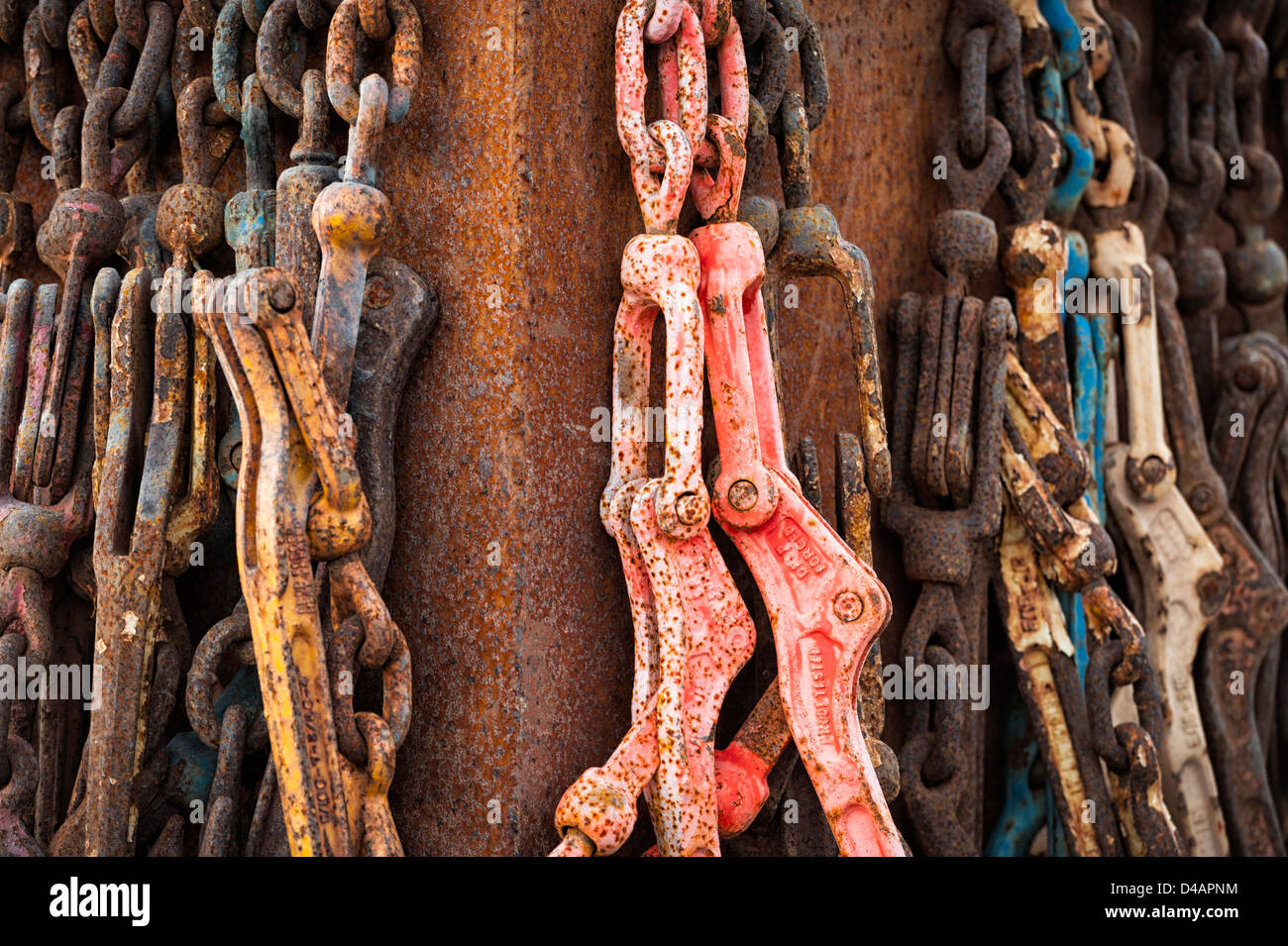 Verrostete alte Ladebinder, die in Sitka, Alaska, USA, aus verrostetem Lagerbehälter hängen Stockfoto