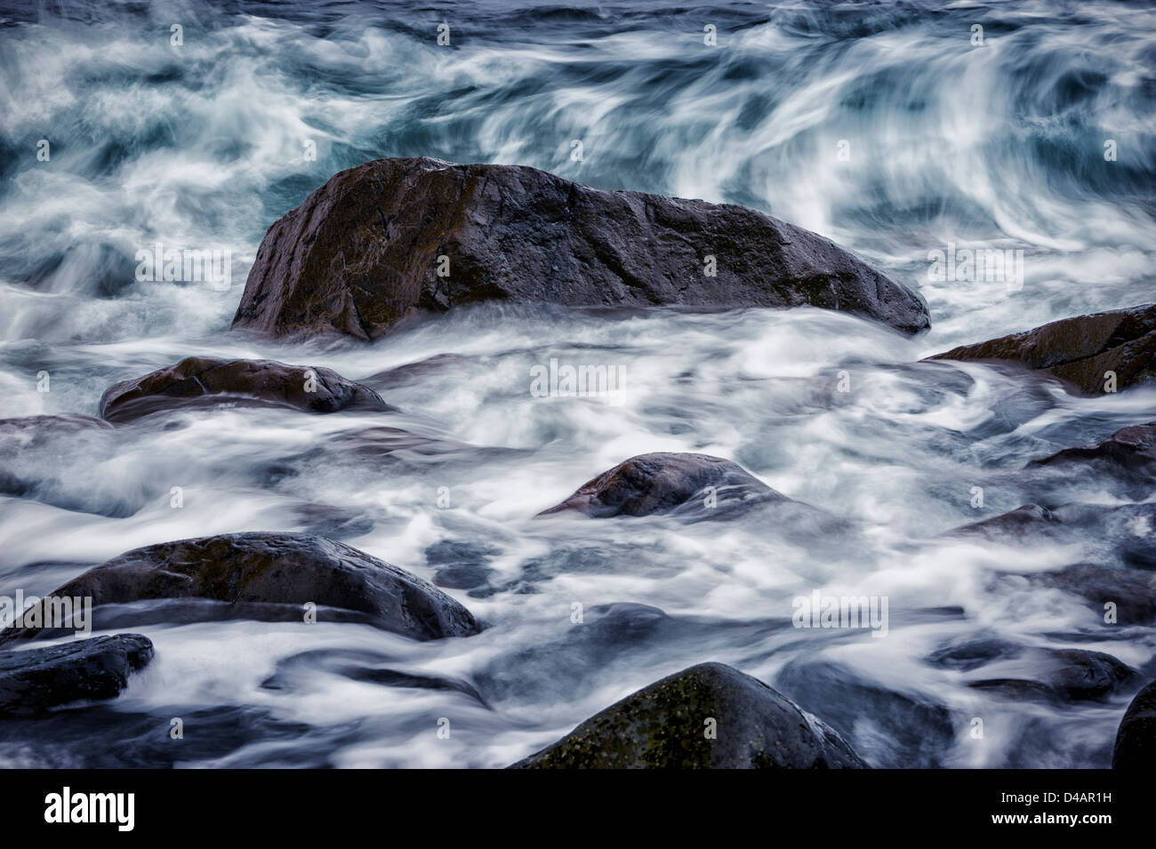 Bewegung des Ozeans - Wellen brechen sich am Felsen in Sitka Sound, Alaska, USA Stockfoto
