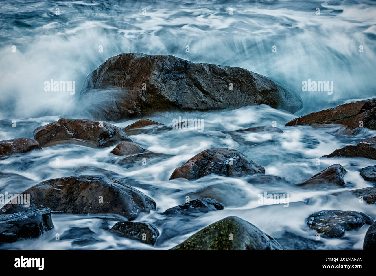 Bewegung des Ozeans - Wellen brechen sich am Felsen in Sitka Sound, Alaska, USA Stockfoto