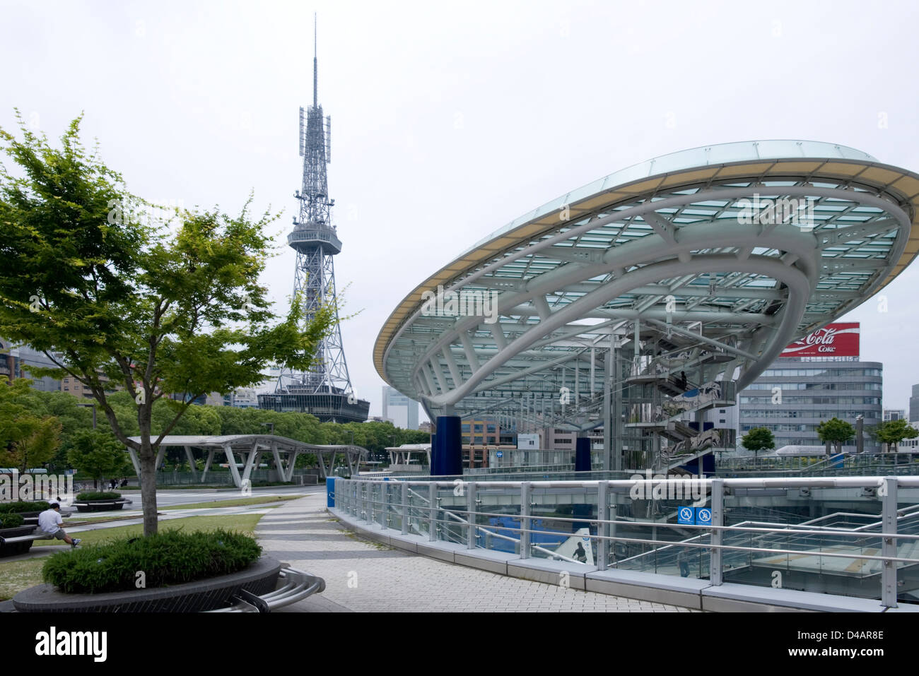 "Wasser Raumschiff" Aqua erhöhte ovalen Teich im Oasis 21 Handel und Transport Komplex neben Turm Nagoya Sakae, Nagoya Stockfoto