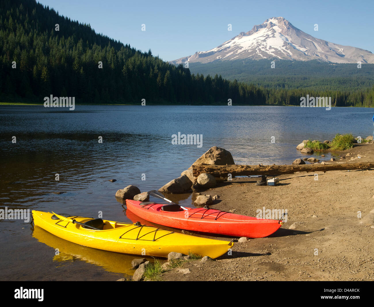 Ein schönes Naherholungsgebiet mit ein zwei bunten Kajaks am Ufer Trillium Lake Mount Hood, Oregon Stockfoto