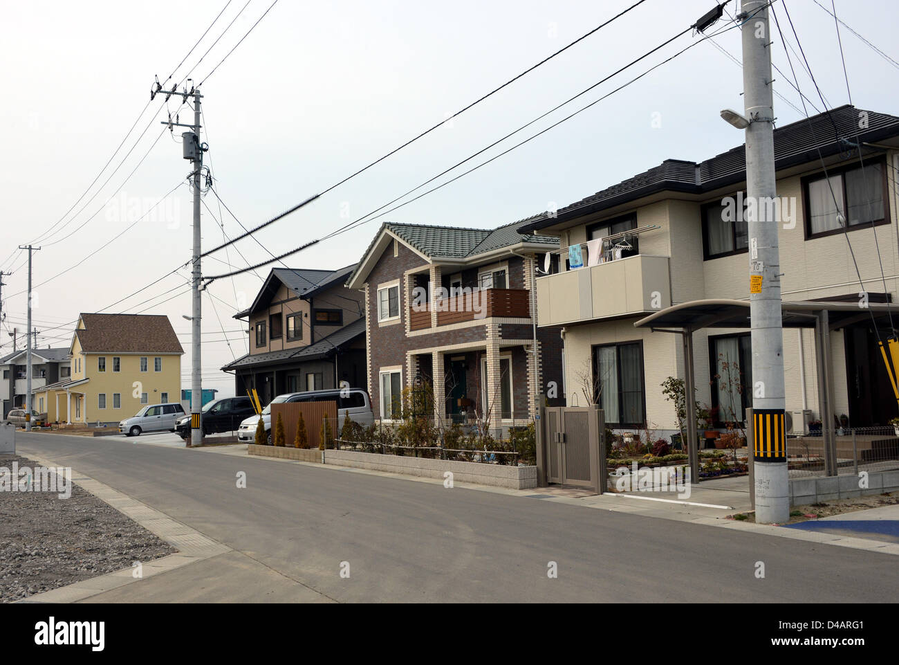 3. März 2013, Natori, Japan - Cluster neu errichtete Häuser zusammen, um eine Gemeinschaft in Natori, Präfektur Miyagi, am 7. März 2013 zu bilden. Die Stadt liegt an der Pazifikküste war überflutet vor zwei Jahren am 11. März als Grabhügel der Tsunami-Katastrophe, die das Erdbeben der Magnitude 9,0 folgten Nordosten des Landes, verlassen mehr als 15.000 Menschen Tote und außergewöhnlichen breitere Schwaden der Küstenstädte und Dörfer heimsuchte.  (Foto von Natsuki Sakai/AFLO) Stockfoto