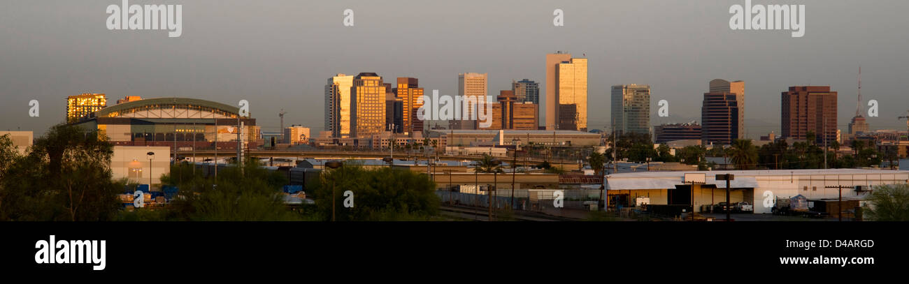Die Gebäude und die Landschaft von Phoenix Arizona Skyline bevor die Sonne aufgeht Stockfoto