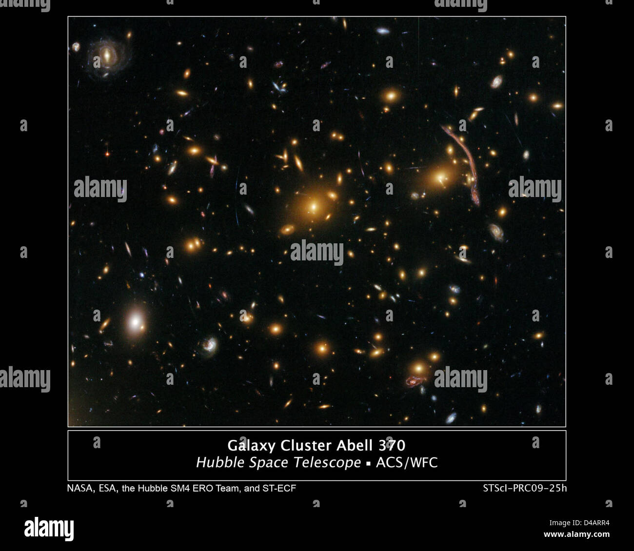Astronomen, die den Galaxienhaufen Abell 37 studierten, beobachteten gravitative Linseneffekte, ein Phänomen, bei dem das Licht aus fernen Galaxien durch die Masse des Sternhaufens verzerrt wird. Diese Beobachtung, die vom Hubble Weltraumteleskop gemacht wurde, liefert wertvolle Einblicke in die dunkle Materie. Stockfoto