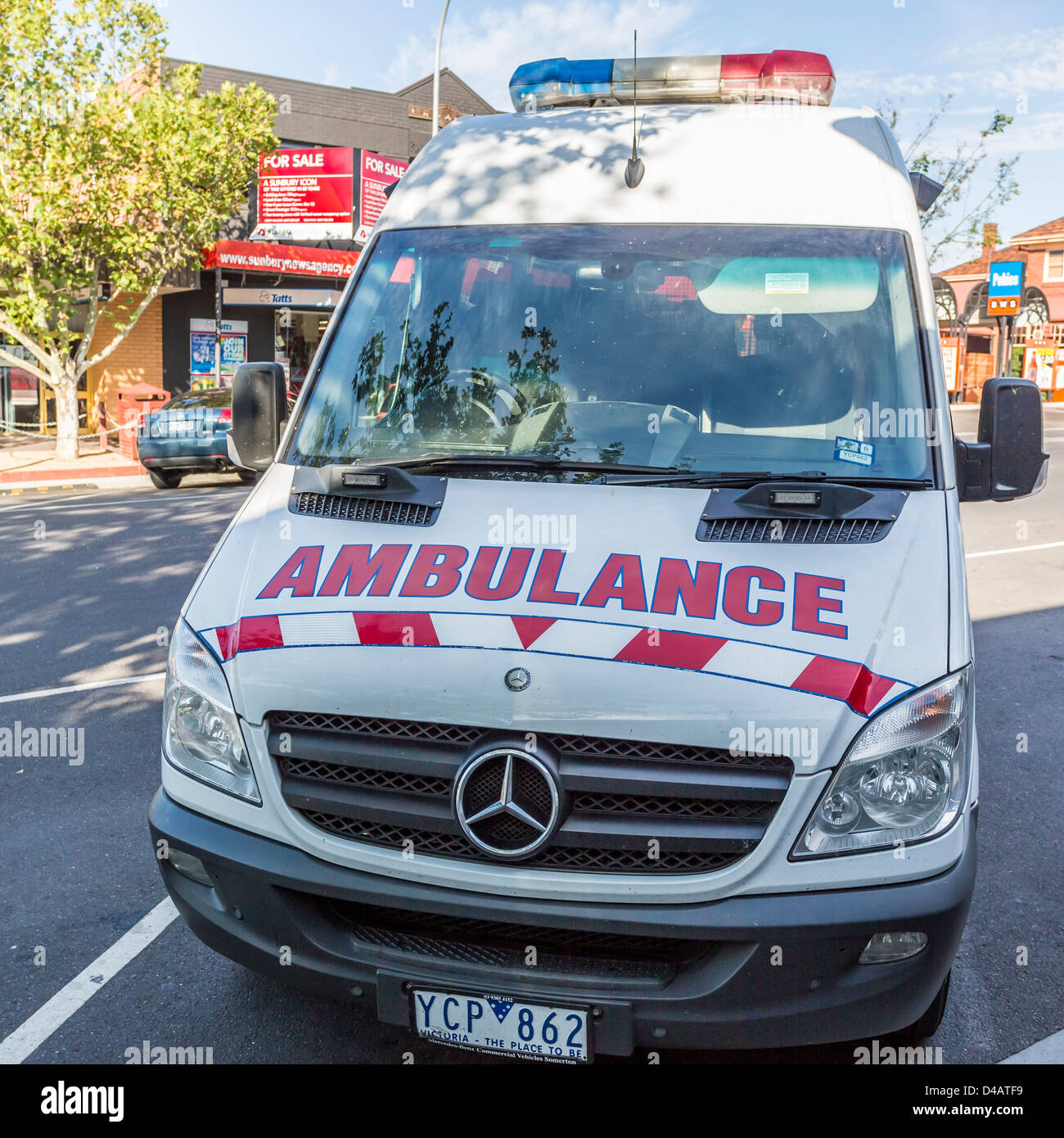 Krankenwagen-Service-Fahrzeug parkte am Bordstein Stockfoto